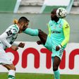 Walterson Silva e Fumu Tamuzo durante o jogo Moreirense-Marítimo, da 5.ª jornada da Liga 2020/21 - Foto: A BOLA