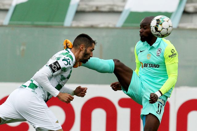 Walterson Silva e Fumu Tamuzo durante o jogo Moreirense-Marítimo, da 5.ª jornada da Liga 2020/21 - Foto: A BOLA