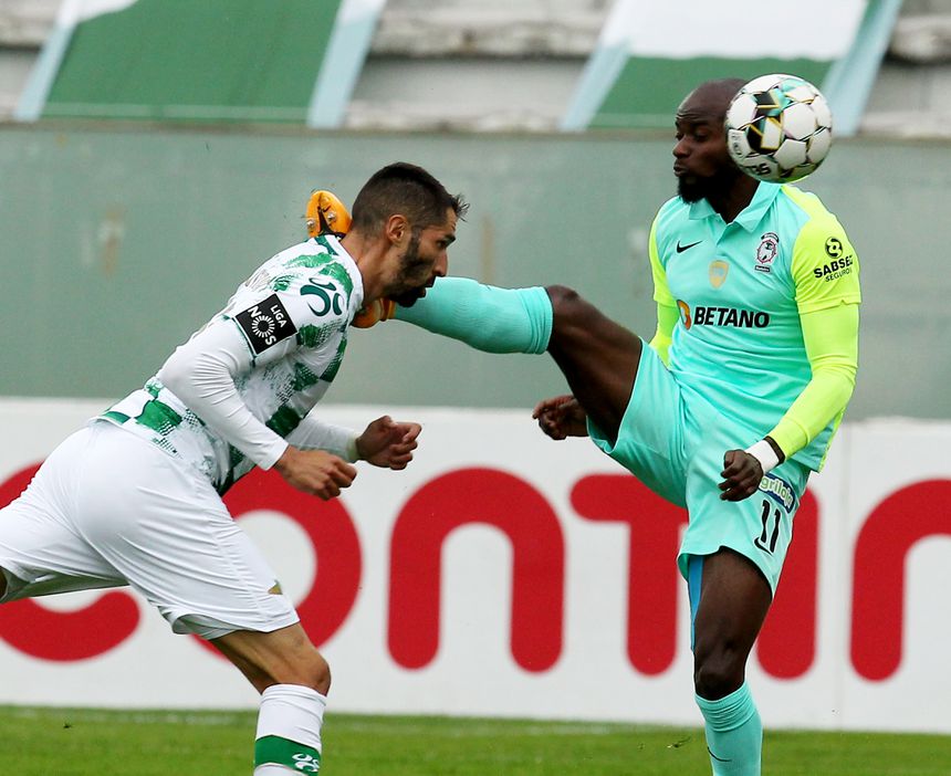 Walterson Silva e Fumu Tamuzo durante o jogo Moreirense-Marítimo, da 5.ª jornada da Liga 2020/21 - Foto: A BOLA