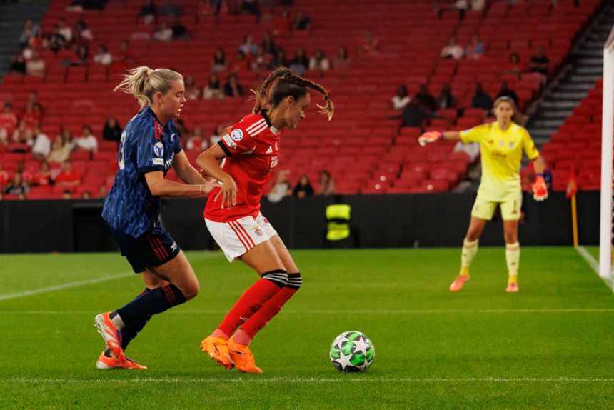 As marcadoras dos dois golos na mesma imagem: Diana Gomes fez autogolo e Alessia Russo confirmou o triunfo inglês. Foto: IMAGO