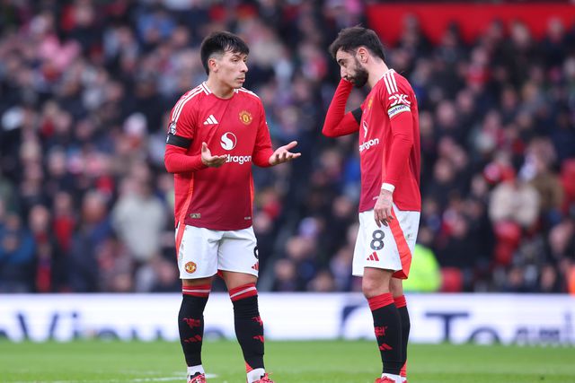 Lisandro Martínez e Bruno Fernandes em conversa