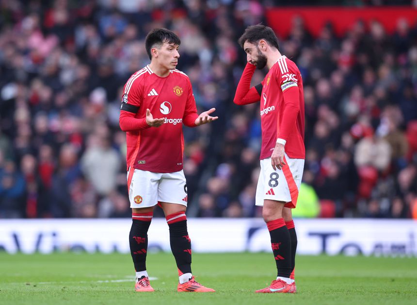 Lisandro Martínez e Bruno Fernandes em conversa
