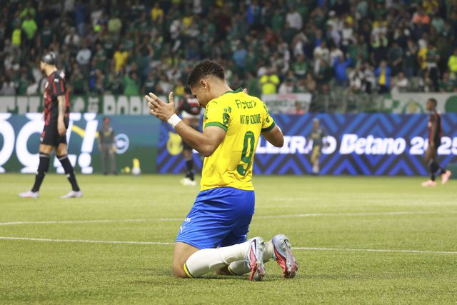 Vítor Roque celebra frente ao Bragantino