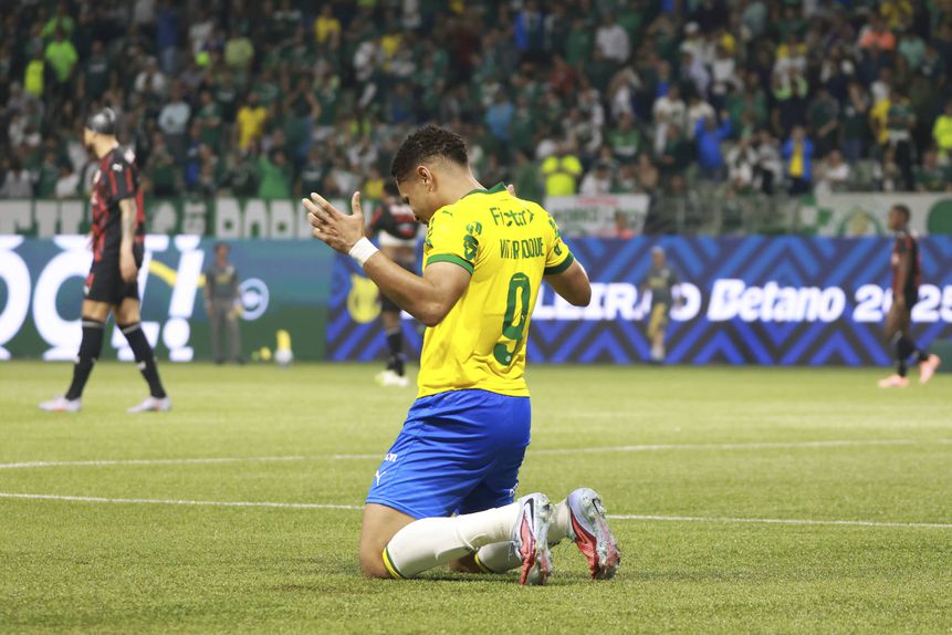 Vítor Roque celebra frente ao Bragantino