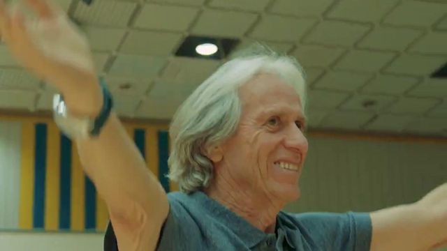 Jorge Jesus aos saltos e em sintonia com os adeptos do Al Nassr
