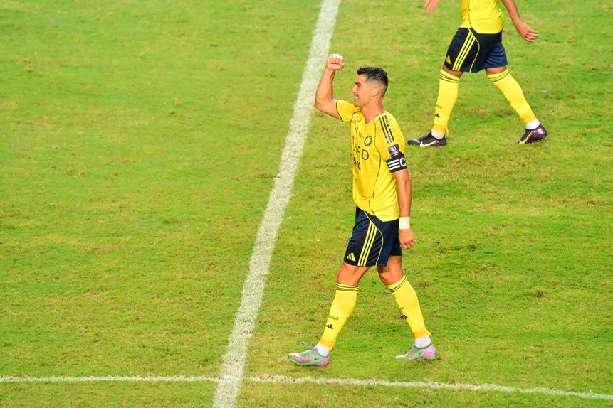 Cristiano Ronaldo festeja com a camisola do Al Nassr