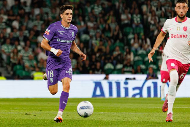 Pau Víctor, avançado espanhol do SC Braga, em ação contra o Sporting