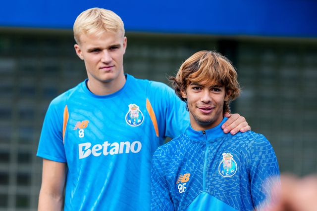 Froholdt com Rodrigo Mora  - FOTO: FC Porto