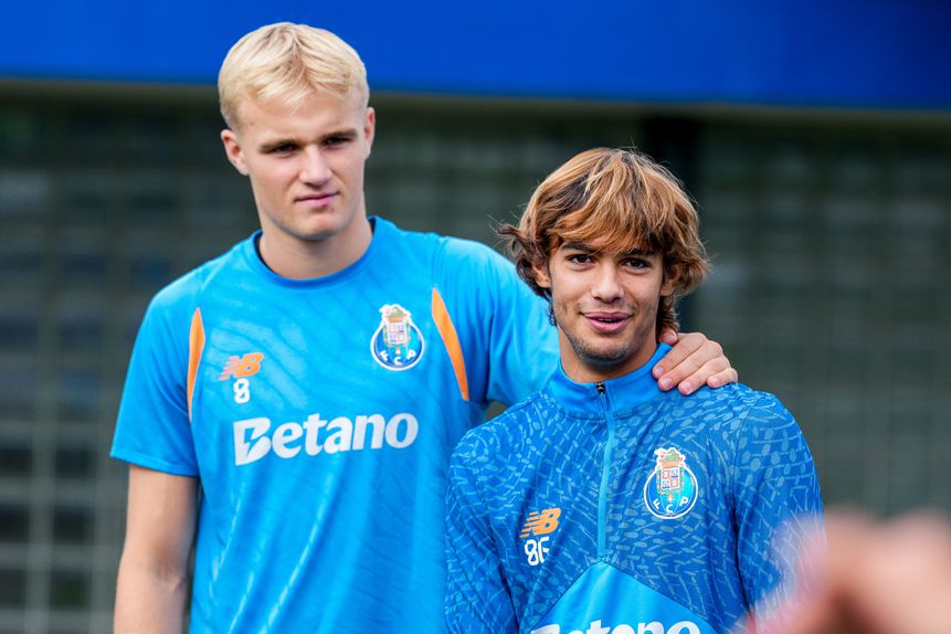 Froholdt com Rodrigo Mora  - FOTO: FC Porto