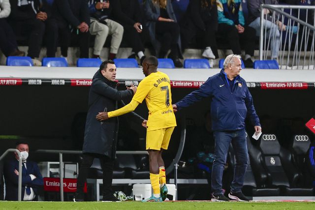 Xavi cumprimenta Ousmane Dembélé