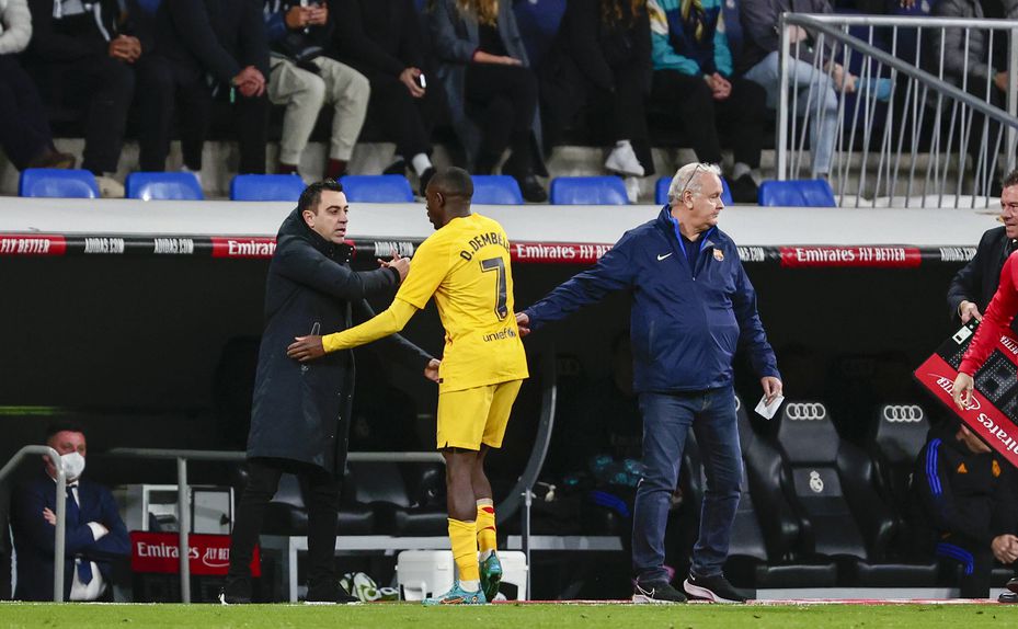 Xavi cumprimenta Ousmane Dembélé