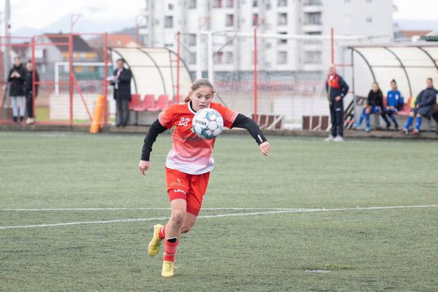 Angelina Dresaj, goleadora de 17 anos - Foto: FK Buducnost