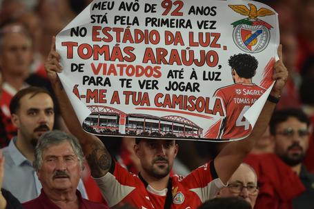 Adepto do Benfica levou avô pela primeira vez à Luz e Tomás Araújo estava atento — Foto: Miguel Nunes