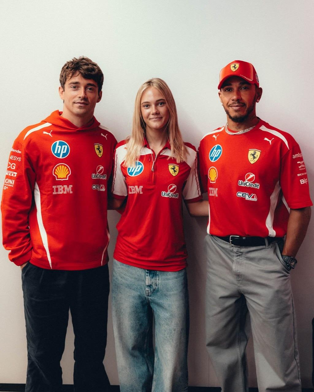 Alba Larsen com Charles Leclerc e Lewis Hamilton - Foto: Ferrari