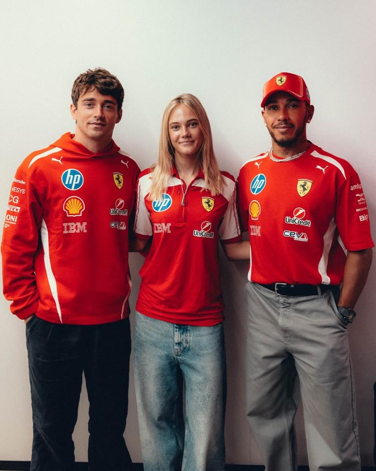 Alba Larsen com Charles Leclerc e Lewis Hamilton - Foto: Ferrari