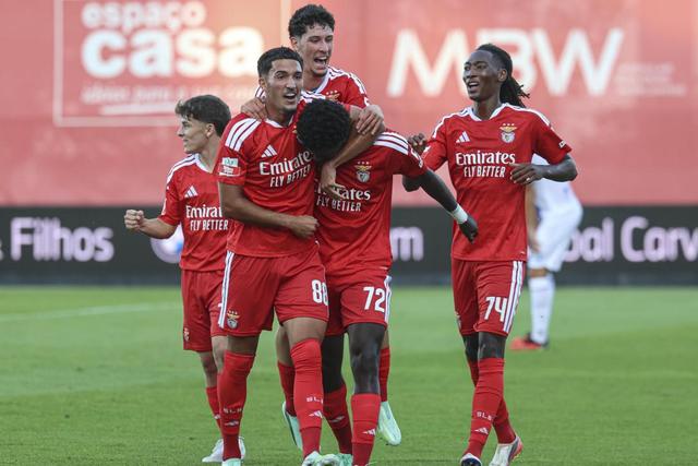 Festejos do Benfica B no jogo com o Felgueiras (foto: SL Benfica)
