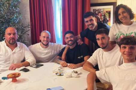 Vários leões juntos à mesa com Tabata - Foto INSTAGRAM/BRUNO TABATA