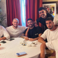 Vários leões juntos à mesa com Tabata - Foto INSTAGRAM/BRUNO TABATA
