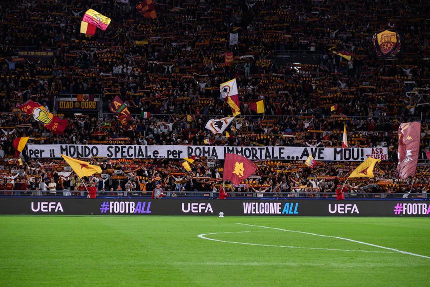 Um dos cartezes do adeptos da Roma para Mourinho