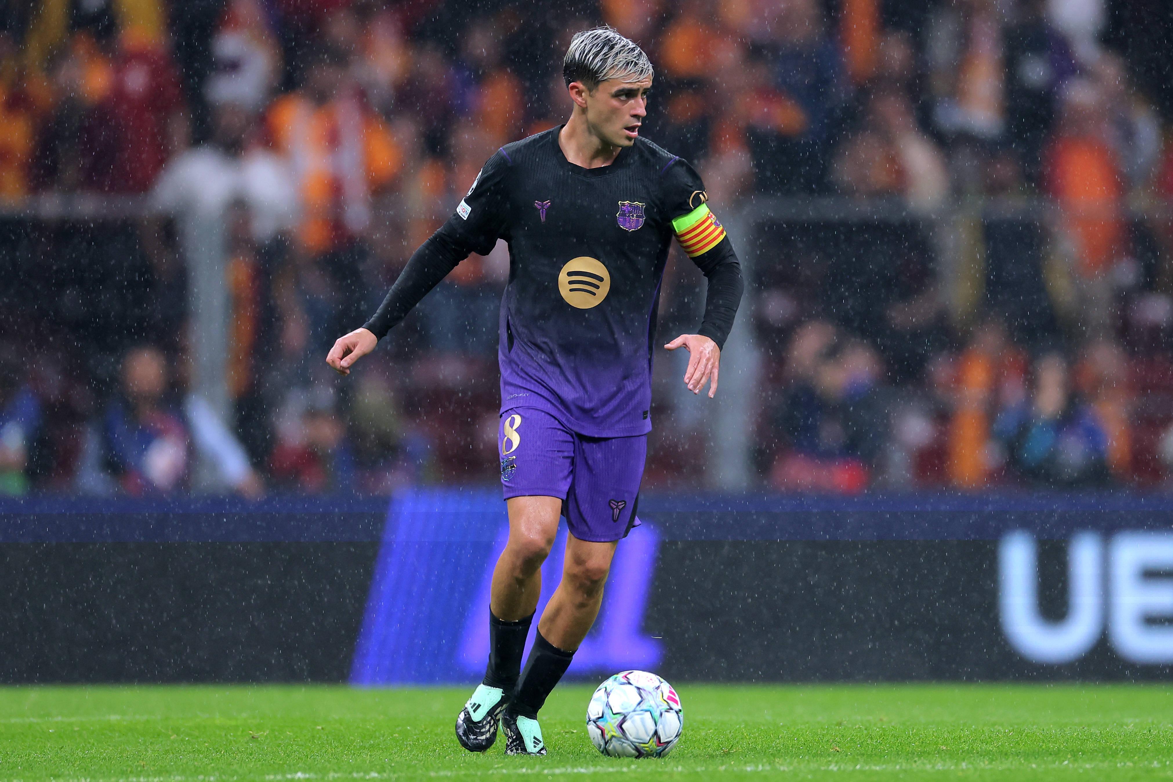 Pedri com a braçadeira de capitão no Galatasaray-Barcelona