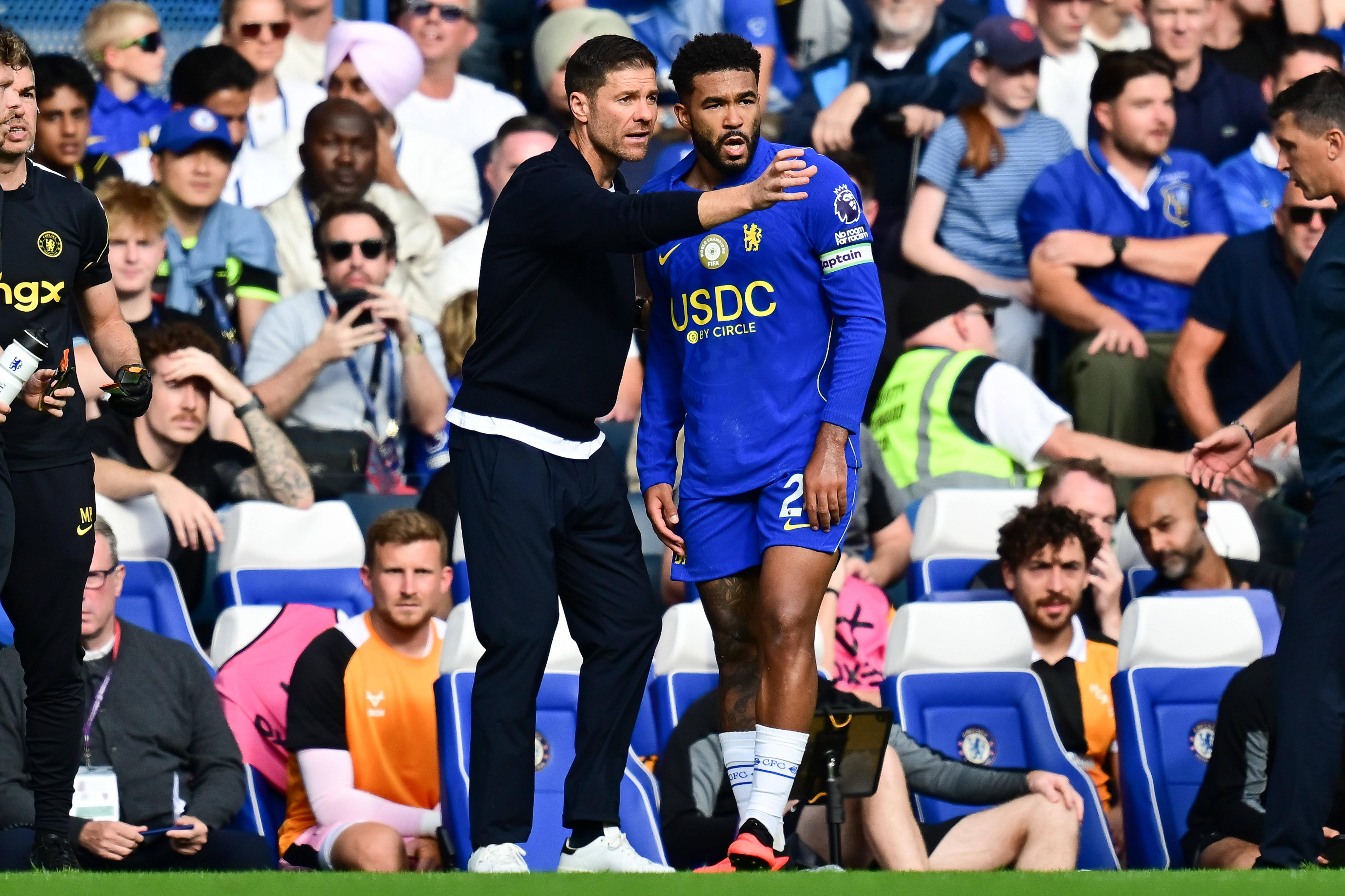 Xabi Alonso com Reece James