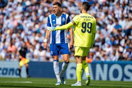Bednarek vai estrear-se
na Champions e pode ser
ajuda preciosa para Diogo
Costa na hora de proteger
as redes portistas - Foto: IMAGO