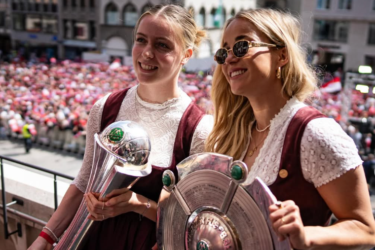 Jovem de 19 anos do Bayern, Alara (à esquerda na foto da festa do título) é uma das 10 nomeadas ao Golden Girl - foto: BAYERN