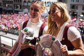 Jovem de 19 anos do Bayern, Alara (à esquerda na foto da festa do título) é uma das 10 nomeadas ao Golden Girl - foto: BAYERN
