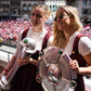 Jovem de 19 anos do Bayern, Alara (à esquerda na foto da festa do título) é uma das 10 nomeadas ao Golden Girl - foto: BAYERN