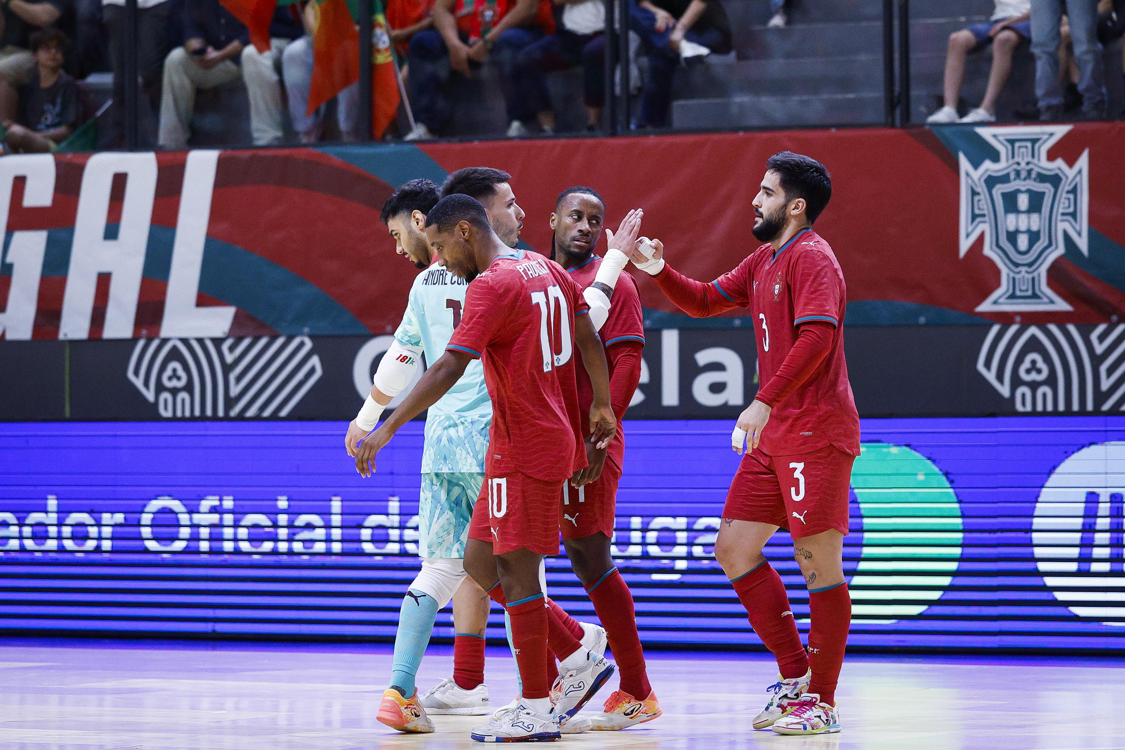 Tomás Paçó saudado pelos companheiros de equipa após ter assinado jogada sublime no 7-3 (Foto FPF)