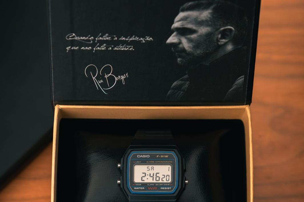 Timeless F-91W na caixa personalizada e gravada com a frase 'Quando faltar inspiração, que não falte a atitude' - Foto: D. R.
