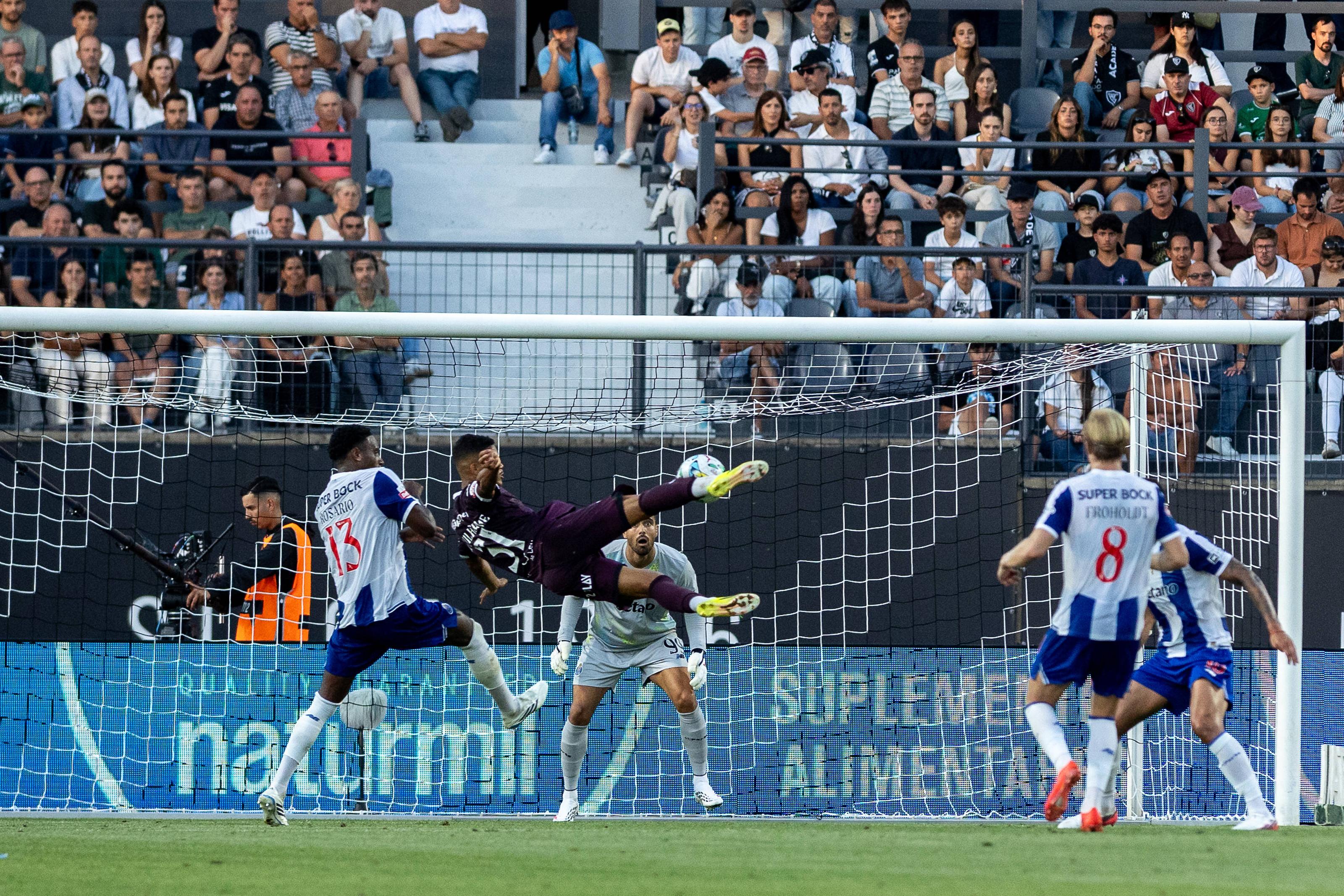 FC Porto foi o primeiro grande a visitar o Estádio Municipal do Fontelo, após o regresso do Académico ao principal escalão do futebol português — Foto: IMAGO