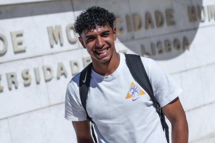 Simões à porta da Faculdade
Motricidade Humana 
no início do ano letivo - Foto: SPORTING CP