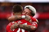 Prestianni, extremo do Benfica, abraça Dahl, lateral-esquerdo das águias (foto: Imago)