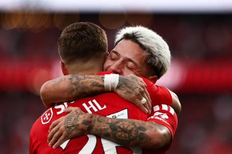 Prestianni, extremo do Benfica, abraça Dahl, lateral-esquerdo das águias (foto: Imago)