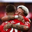 Prestianni, extremo do Benfica, abraça Dahl, lateral-esquerdo das águias (foto: Imago)