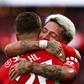 Prestianni, extremo do Benfica, abraça Dahl, lateral-esquerdo das águias (foto: Imago)