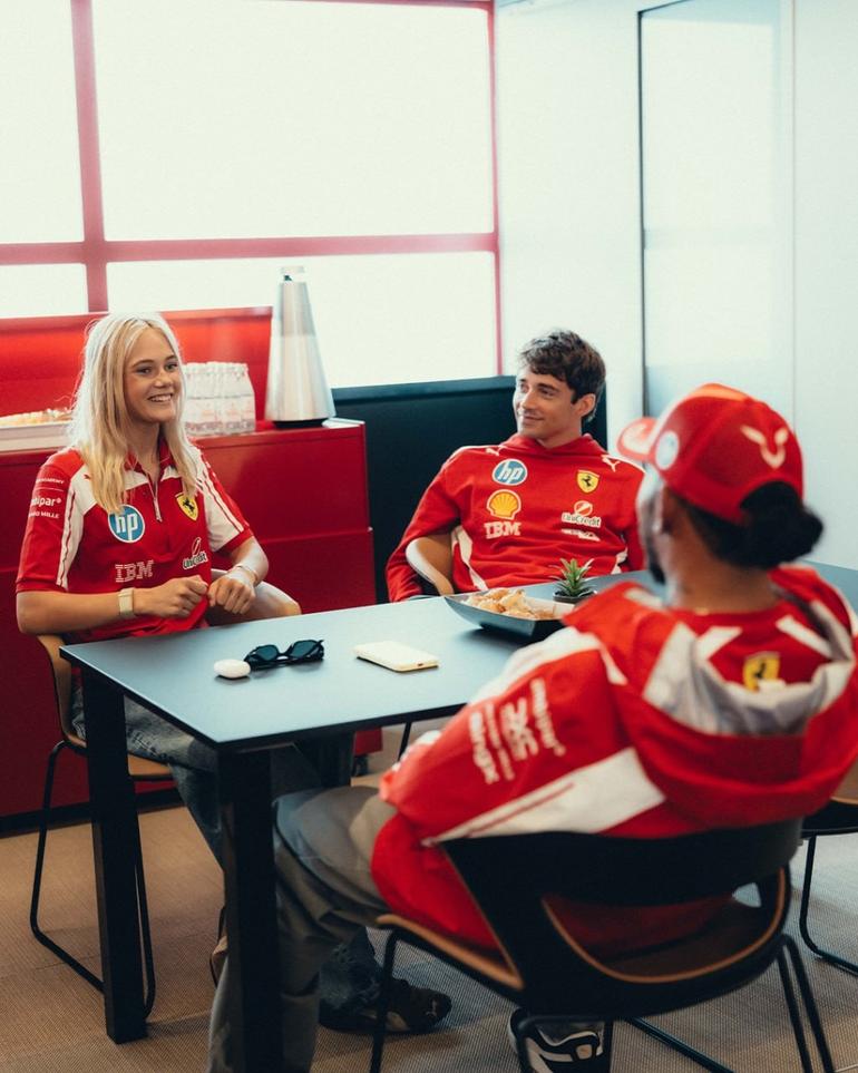 Alba Larsen, Charles Leclerc e Hamilton - Foto: Ferrari