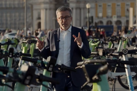 Carlos Moedas suspende trotinetes partilhadas em Lisboa: «É uma vergonha!»