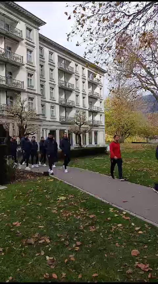 Passeio da seleção nos jardins do hotel