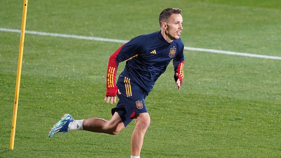 Grimaldo assiste logo na estreia pela seleção espanhola (vídeo)