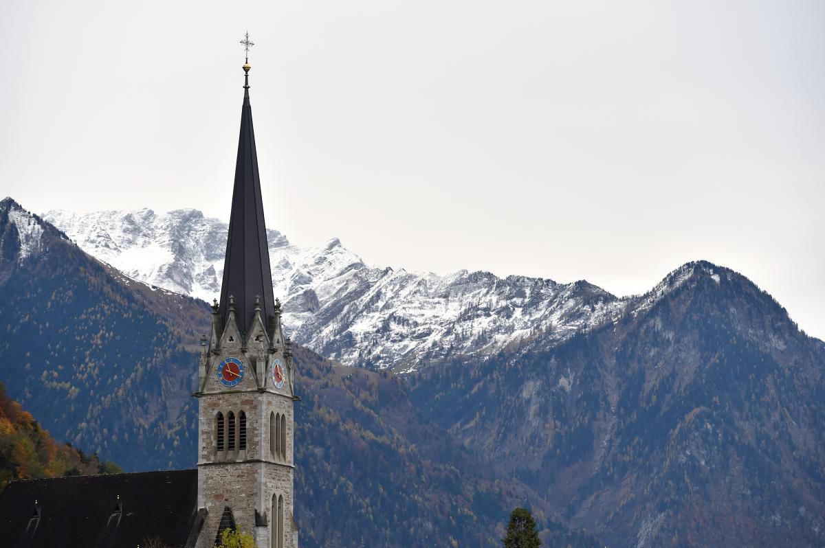 Liechtenstein Que nação é esta com menos habitantes do que Bragança ...