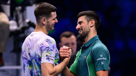 ATP Finals: Djokovic vence Hurkacz, apura Sinner mas depende do italiano para estar nas meias-finais