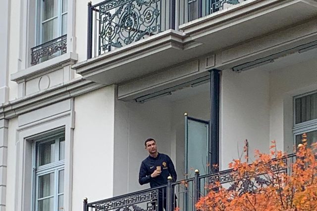 Ronaldo apareceu à janela e fez o dia a estes adeptos