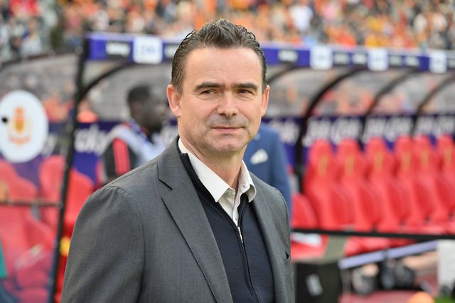 Marc Overmars suspenso um ano por assédio sexual