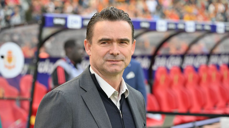 Marc Overmars suspenso um ano por assédio sexual