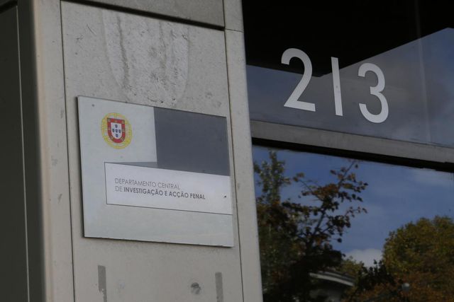 Um país indeciso e adiado