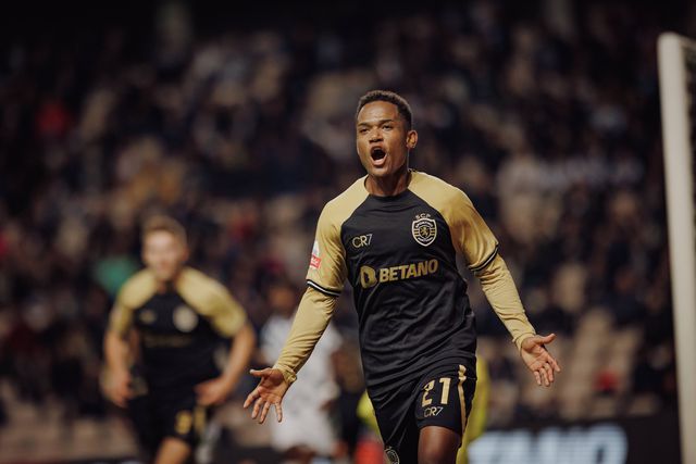 Sporting quer Geny Catamo por inteiro