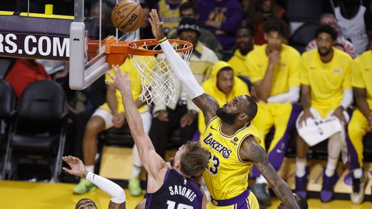 NBA: Queta vê do banco nova vitória dos Celtics e Lakers perdem apesar da grande exibição de LeBron James