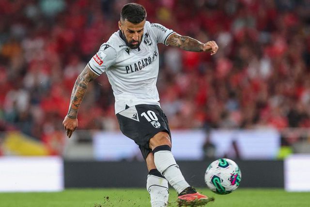 V. Guimarães: Meio-campo a dois  dividido por... três